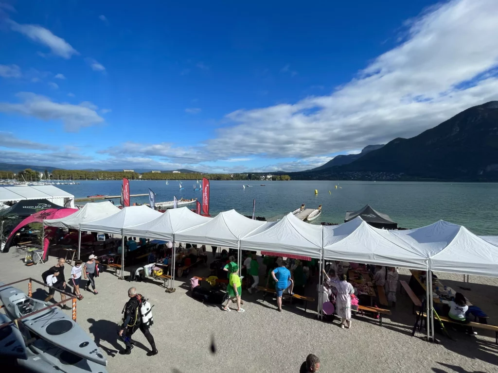 Vue du lac, ciel dégagé. En avant plan les association préparent leur stand.